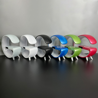 Pengisi daya nirkabel QI berkinerja tinggi 5 In 1 dengan LED / Speaker / Jam