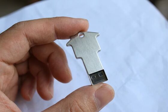 Flash Drive USB Logam Rantai Mutiara Perak Perangkat Penyimpanan Ringkas Suhu Operasi Minus 50 hingga Plus 80 Derajat Ideal untuk Bisnis