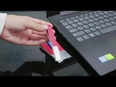 USB Flash Drive Kulit Hitam Dengan Gantungan Kunci Baik Membuat Logo Kecepatan Cepat USB 2.0 Dan 3.0